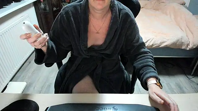 Snapshot of minoesje37 chatting on 02/13/25, 08:24 minoesje37 online show from 02/13/25, 08:24