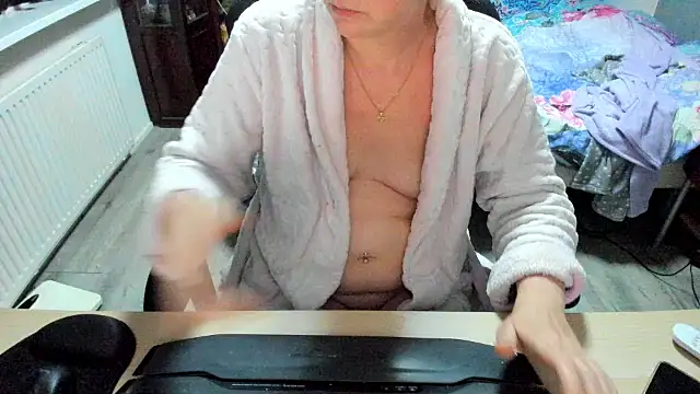 Snapshot of minoesje37 chatting on 03/06/25, 08:37 minoesje37 online show from 03/06/25, 08:37