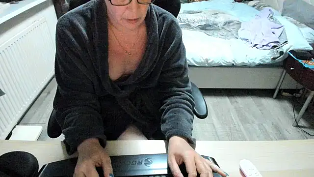 Snapshot of minoesje37 chatting on 03/19/25, 08:22 minoesje37 online show from 03/19/25, 08:22