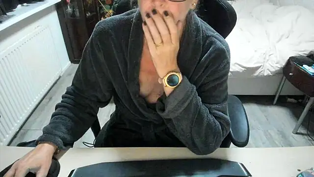 Snapshot of minoesje37 chatting on 09/24/25, 08:01 minoesje37 online show from 09/24/25, 08:01