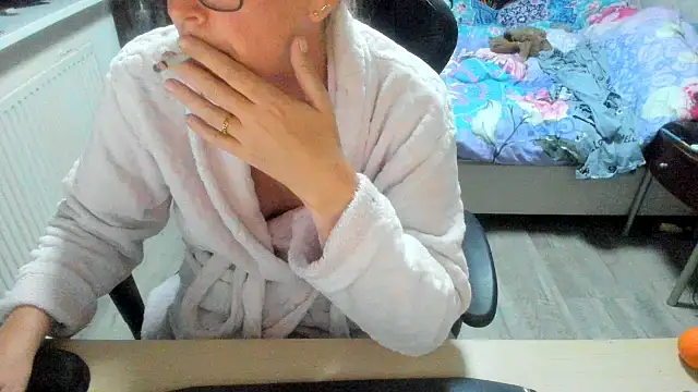 Snapshot of minoesje37 chatting on 10/06/25, 07:11 minoesje37 online show from 10/06/25, 07:11