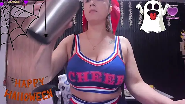 Snapshot of lalanaughty chatting on 10/31/25, 01:01 lalanaughty online show from 10/31/25, 01:01