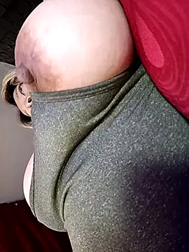 Snapshot of Honey_Lucy1 chatting on 09/27/25, 10:37 Honey Lucy1 online show from 09/27/25, 10:37