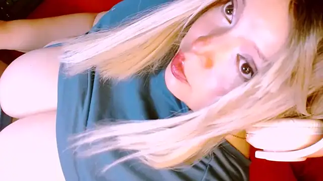 Snapshot of Honey_Lucy1 chatting on 04/20/26, 01:30 Honey Lucy1 online show from 04/20/26, 01:30