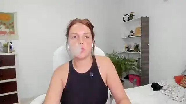 Snapshot of thered_QueenX chatting on 02/13/25, 12:35 thered QueenX online show from 02/13/25, 12:35