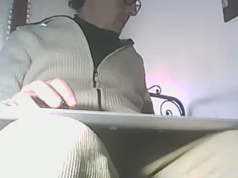 Snapshot of Moro_ra chatting on 12/16/24, 01:11 Moro ra online show from 12/16/24, 01:11