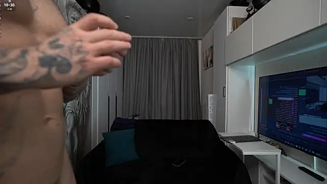 Snapshot of NickHOWLEN chatting on 04/16/26, 11:33 NickHOWLEN online show from 04/16/26, 11:33