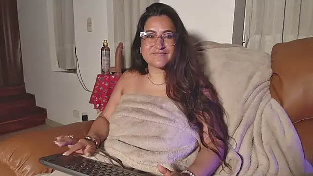 Snapshot of DeesseLuxure chatting on 03/07/25, 10:13 DeesseLuxure online show from 03/07/25, 10:13