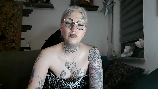 Snapshot of RoxxyInk chatting on 04/12/26, 10:26 RoxxyInk online show from 04/12/26, 10:26