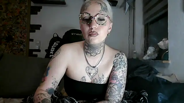 Snapshot of RoxxyInk chatting on 04/26/26, 11:24 RoxxyInk online show from 04/26/26, 11:24