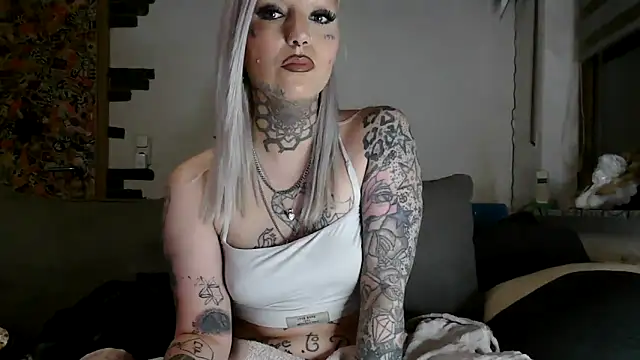 Snapshot of RoxxyInk chatting on 04/28/26, 10:04 RoxxyInk online show from 04/28/26, 10:04