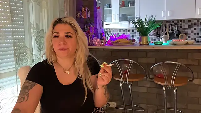 Snapshot of Monageil chatting on 02/16/25, 11:05 Monageil online show from 02/16/25, 11:05