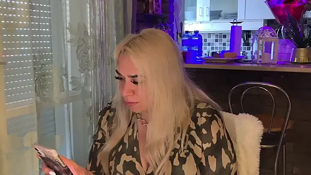 Snapshot of Monageil chatting on 03/10/25, 01:10 Monageil online show from 03/10/25, 01:10