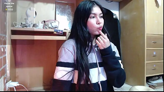 Snapshot of evolet01 chatting on 04/18/26, 02:04 evolet01 online show from 04/18/26, 02:04