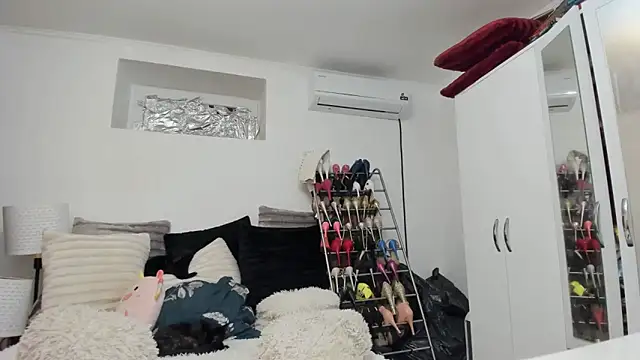 juliahayessxx online show from 10/10/25, 07:35