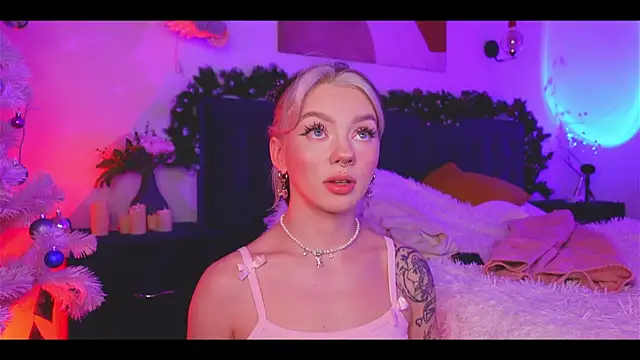 Snapshot of KristaBrooks chatting on 12/14/24, 06:20 KristaBrooks online show from 12/14/24, 06:20