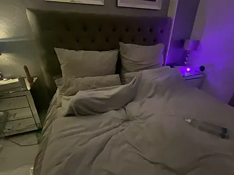 Snapshot of _MelinaCurves_ chatting on 03/08/26, 10:24 MelinaCurves online show from 03/08/26, 10:24