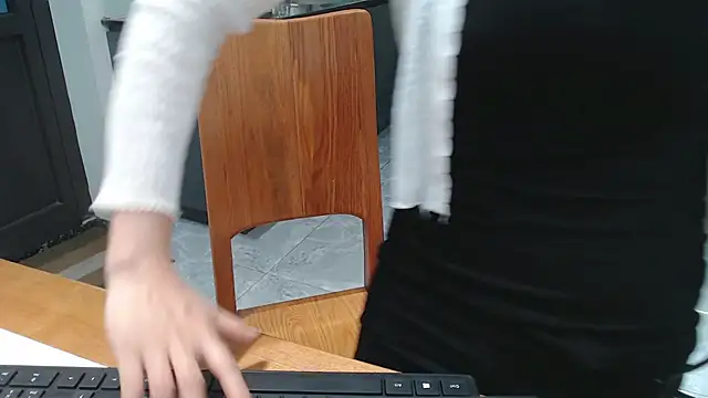 Snapshot of Hanako_love chatting on 12/23/25, 04:10 Hanako love online show from 12/23/25, 04:10