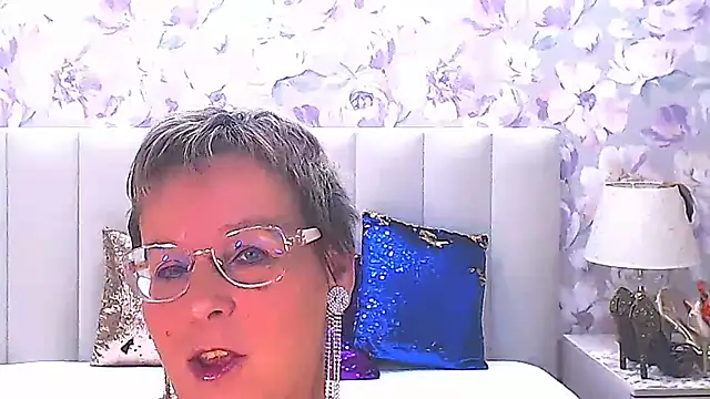 Snapshot of MilfyMommyXX chatting on 11/08/25, 04:45 MilfyMommyXX online show from 11/08/25, 04:45