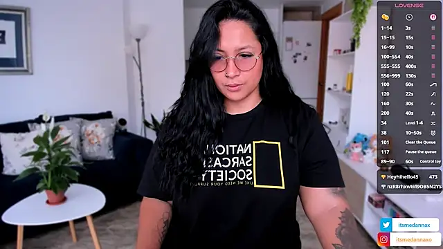 DannaaMeliza online show from 10/26/25, 08:53