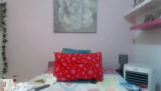 Snapshot of CindyCrawford chatting on 12/04/25, 03:49 CindyCrawford online show from 12/04/25, 03:49