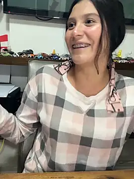 Snapshot of kinky_mila@xh chatting on 12/16/25, 11:32 kinky milaxh online show from 12/16/25, 11:32