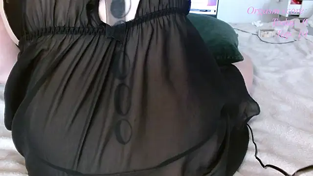 Snapshot of victoria97 chatting on 05/18/26, 03:18 victoria97 online show from 05/18/26, 03:18