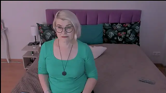 sabrinamacmarren online show from 02/09/25, 01:35