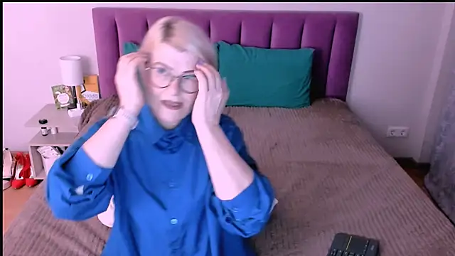 sabrinamacmarren online show from 11/10/25, 05:23