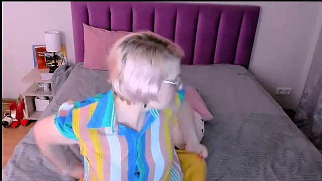 sabrinamacmarren online show from 12/05/25, 06:04