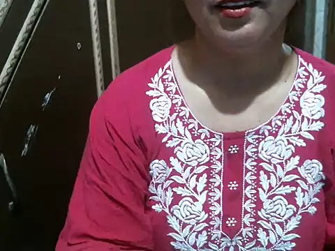 Snapshot of UrsMansi chatting on 09/25/25, 06:17 UrsMansi online show from 09/25/25, 06:17