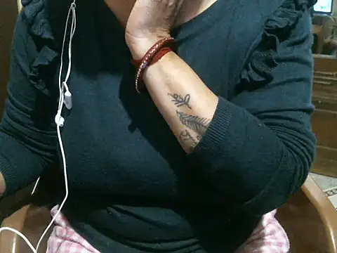 Snapshot of UrsMansi chatting on 11/12/25, 04:35 UrsMansi online show from 11/12/25, 04:35