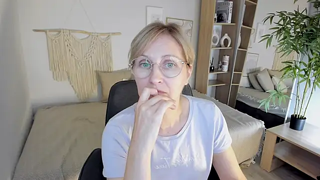 Paris Cherry online show from 09/18/25, 07:16