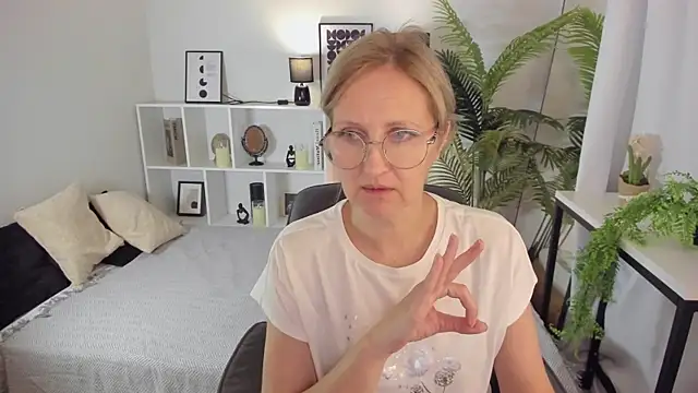 Paris Cherry online show from 09/28/25, 08:03