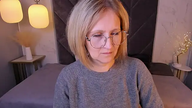 Paris Cherry online show from 09/29/25, 07:51