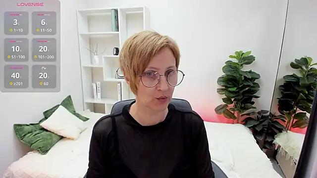 Snapshot of Paris_Cherry chatting on 03/21/26, 06:00 Paris Cherry online show from 03/21/26, 06:00