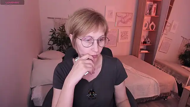 Snapshot of Paris_Cherry chatting on 04/19/26, 12:48 Paris Cherry online show from 04/19/26, 12:48