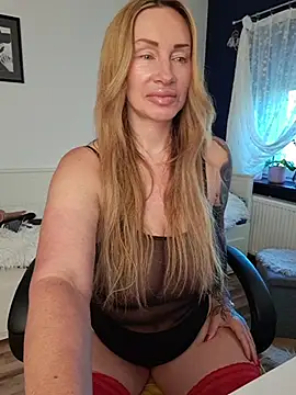 Snapshot of missjenn_x chatting on 05/20/26, 04:18 missjenn x online show from 05/20/26, 04:18