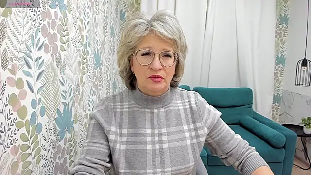 Snapshot of EvelynJoyful chatting on 12/13/24, 05:05 EvelynJoyful online show from 12/13/24, 05:05