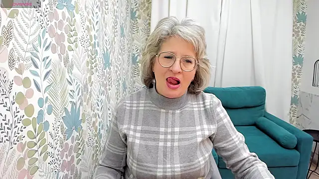 Snapshot of EvelynJoyful chatting on 12/20/24, 04:53 EvelynJoyful online show from 12/20/24, 04:53