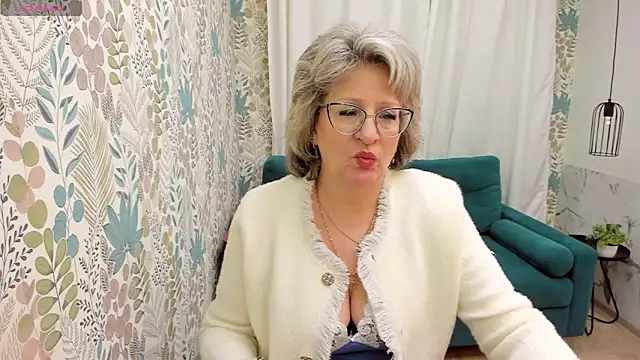 Snapshot of EvelynJoyful chatting on 02/06/25, 08:18 EvelynJoyful online show from 02/06/25, 08:18