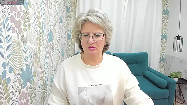 Snapshot of EvelynJoyful chatting on 03/10/25, 08:15 EvelynJoyful online show from 03/10/25, 08:15