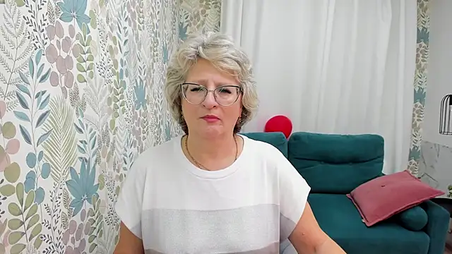 Snapshot of EvelynJoyful chatting on 09/10/25, 06:35 EvelynJoyful online show from 09/10/25, 06:35