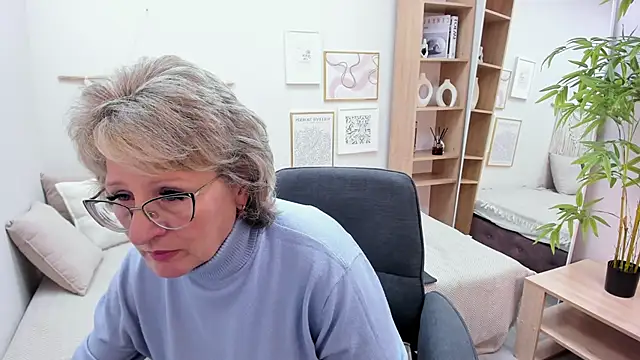 Snapshot of EvelynJoyful chatting on 10/17/25, 05:21 EvelynJoyful online show from 10/17/25, 05:21