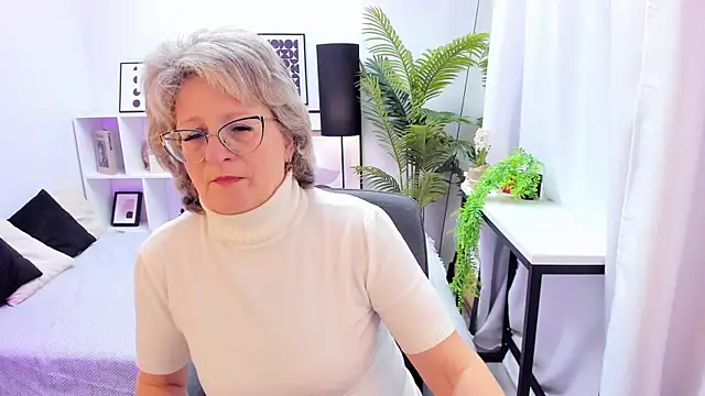 Snapshot of EvelynJoyful chatting on 11/04/25, 05:06 EvelynJoyful online show from 11/04/25, 05:06