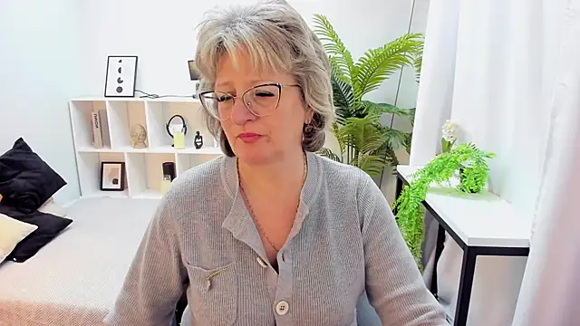 Snapshot of EvelynJoyful chatting on 11/19/25, 05:07 EvelynJoyful online show from 11/19/25, 05:07