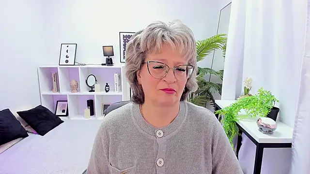 Snapshot of EvelynJoyful chatting on 11/21/25, 05:17 EvelynJoyful online show from 11/21/25, 05:17