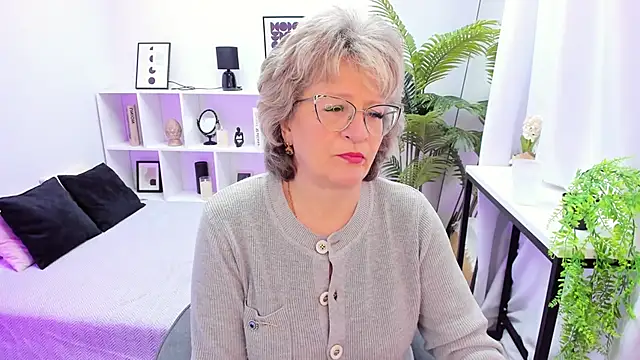 Snapshot of EvelynJoyful chatting on 11/24/25, 05:07 EvelynJoyful online show from 11/24/25, 05:07