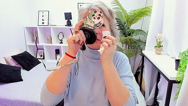 Snapshot of EvelynJoyful chatting on 12/01/25, 05:12 EvelynJoyful online show from 12/01/25, 05:12