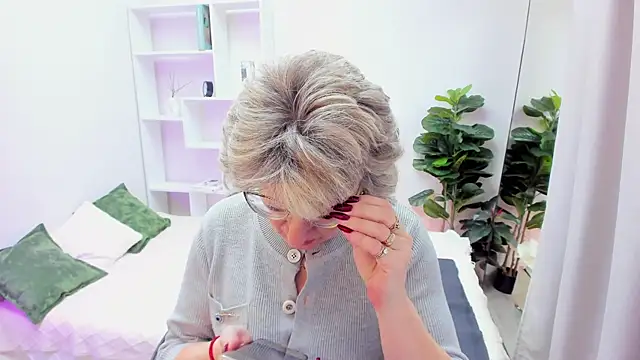 Snapshot of EvelynJoyful chatting on 12/04/25, 05:06 EvelynJoyful online show from 12/04/25, 05:06